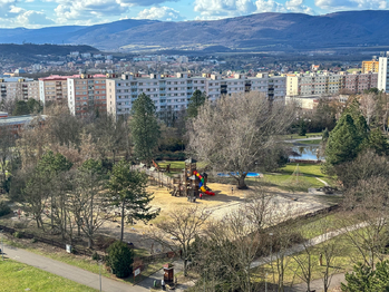 pohled z okna - Pronájem bytu 1+1 v osobním vlastnictví 42 m², Ústí nad Labem