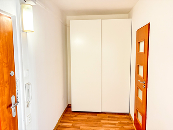 skříň v chodbě - Pronájem bytu 1+1 v osobním vlastnictví 42 m², Ústí nad Labem