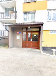 pohled na vchod do domu - Pronájem bytu 1+1 v osobním vlastnictví 42 m², Ústí nad Labem