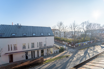 Výhled z ložnice - Pronájem bytu 3+kk v osobním vlastnictví 89 m², Poděbrady