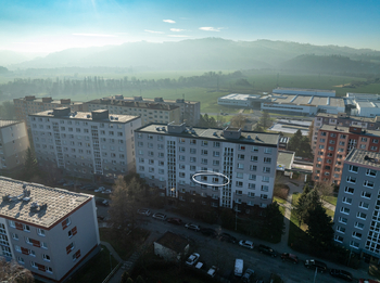 pohled na dům - označený byt - Pronájem bytu 3+1 v osobním vlastnictví 77 m², Valašské Meziříčí