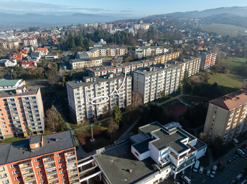 pohled na dům  označený byt - Pronájem bytu 3+1 v osobním vlastnictví 77 m², Valašské Meziříčí