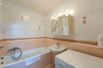 koupelna s vanou - Pronájem bytu 3+1 v osobním vlastnictví 77 m², Valašské Meziříčí