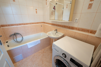 pračka v koupelně - Pronájem bytu 3+1 v osobním vlastnictví 77 m², Valašské Meziříčí