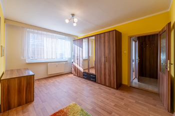 další pokoj/ložnice se skříní - Pronájem bytu 3+1 v osobním vlastnictví 77 m², Valašské Meziříčí