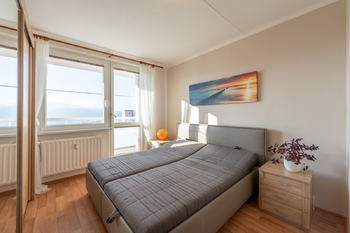 ložnice s balkonem - Pronájem bytu 3+1 v osobním vlastnictví 77 m², Valašské Meziříčí 