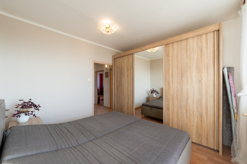 ložnice s vestavěnou skříní - Pronájem bytu 3+1 v osobním vlastnictví 77 m², Valašské Meziříčí