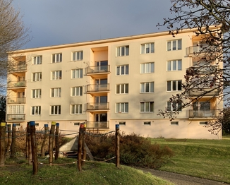 Pohled na dům  - Pronájem bytu 1+kk v osobním vlastnictví 20 m², Rakovník