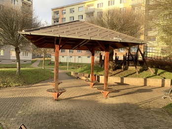 Hřiště před domem - Pronájem bytu 1+kk v osobním vlastnictví 20 m², Rakovník