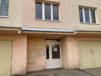 Vchod do domu - Pronájem bytu 1+kk v osobním vlastnictví 20 m², Rakovník