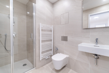 koupelna s WC - Pronájem bytu 2+kk v osobním vlastnictví 44 m², Praha 4 - Nusle