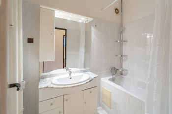 Koupelna - Prodej bytu 3+1 v osobním vlastnictví 100 m², Praha 6 - Břevnov