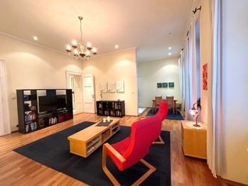 Obývací pokoj - Prodej bytu 2+1 v osobním vlastnictví 76 m², Praha 5 - Smíchov 