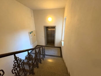 Společné prostory domu - chodba - Prodej bytu 2+1 v osobním vlastnictví 76 m², Praha 5 - Smíchov