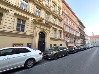Venkovní pohled na dům - Prodej bytu 2+1 v osobním vlastnictví 76 m², Praha 5 - Smíchov