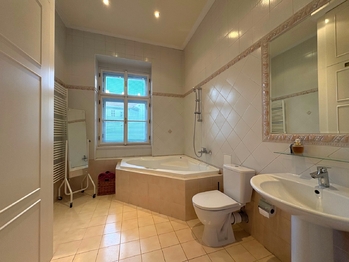 Koupelna - Prodej bytu 2+1 v osobním vlastnictví 76 m², Praha 5 - Smíchov