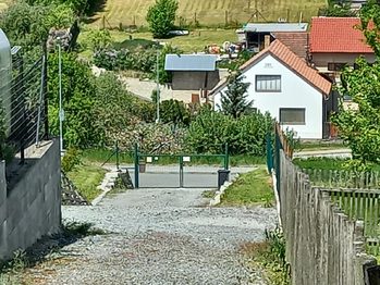 Příjezdová brána na pozemek. - Pronájem pozemku 500 m², Dražice