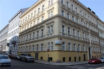 Pohled na dům - Pronájem bytu 1+1 v osobním vlastnictví 48 m², Praha 2 - Vinohrady