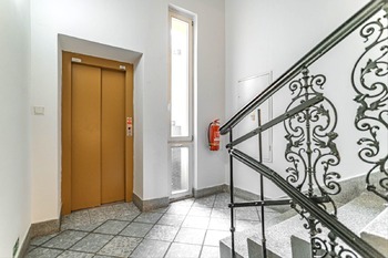 Interiér domu s výtahem - Pronájem bytu 2+kk v osobním vlastnictví 50 m², Praha 7 - Bubeneč