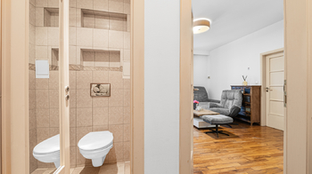 Pohled ze vstupní předsíně do bytu - Pronájem bytu 2+kk v osobním vlastnictví 50 m², Praha 7 - Bubeneč