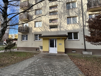 Vchod do domu - Pronájem bytu 2+1 v osobním vlastnictví 41 m², Milovice