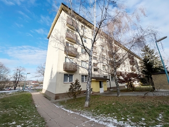 Pohled na dům - Pronájem bytu 2+1 v osobním vlastnictví 41 m², Milovice