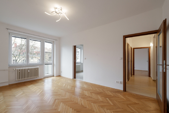 Prostorný obývák s balkónem - Prodej bytu 2+1 v osobním vlastnictví 56 m², Praha 4 - Braník