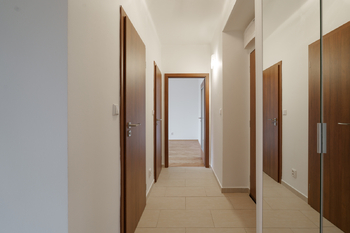 Zázemí s vestavnou skříní - Prodej bytu 2+1 v osobním vlastnictví 56 m², Praha 4 - Braník