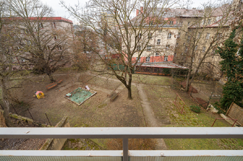 Oplocený vnitroblok - Prodej bytu 2+1 v osobním vlastnictví 56 m², Praha 4 - Braník