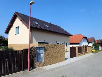 Pohled na RD - léto - Pronájem bytu 4+kk v osobním vlastnictví 94 m², Šestajovice