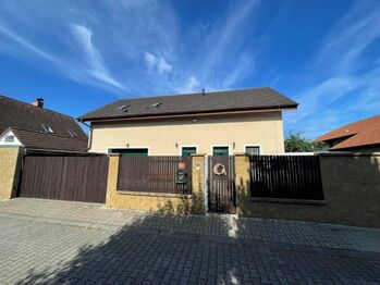 Pohled na RD - léto - Pronájem bytu 4+kk v osobním vlastnictví 94 m², Šestajovice