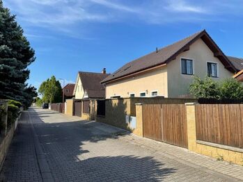 Pohled na RD - léto - Pronájem bytu 4+kk v osobním vlastnictví 94 m², Šestajovice