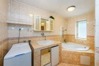 Koupelna s WC - Prodej domu 93 m², Sazená