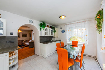 Kuchyň - Prodej domu 93 m², Sazená