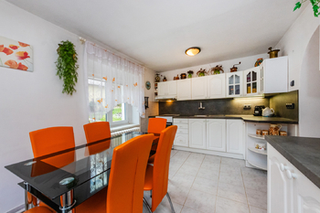 Kuchyň - Prodej domu 93 m², Sazená