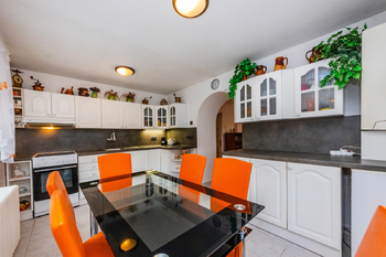 Kuchyň - Prodej domu 93 m², Sazená