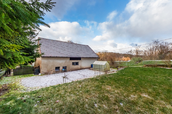 Zahrada za stodolou - Prodej domu 93 m², Sazená