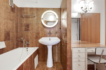 koupelna s kosmetickým koutkem - Pronájem bytu 3+1 v osobním vlastnictví 67 m², Praha 9 - Prosek