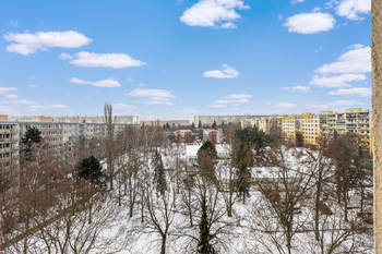 výhled z okna - Pronájem bytu 3+1 v osobním vlastnictví 67 m², Praha 9 - Prosek