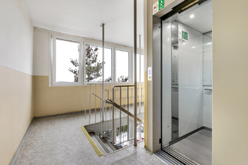 chodba s výtahem - Pronájem bytu 3+1 v osobním vlastnictví 67 m², Praha 9 - Prosek