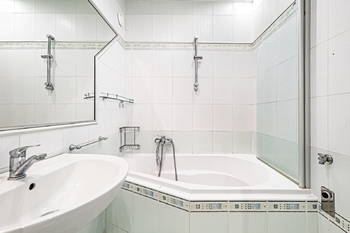 Koupelna. - Pronájem bytu 4+1 v osobním vlastnictví 84 m², Jindřichův Hradec