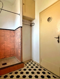 koupelna - sprch. kout - Prodej domu 270 m², Duchcov