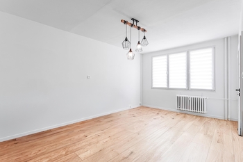 Obytná místnost. - Pronájem bytu 1+1 v osobním vlastnictví 42 m², Jindřichův Hradec