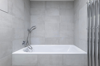 Koupelna. - Pronájem bytu 2+kk v osobním vlastnictví 62 m², Praha 4 - Nusle