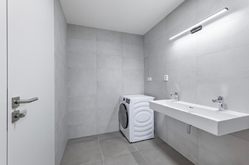 Koupelna. - Pronájem bytu 2+kk v osobním vlastnictví 62 m², Praha 4 - Nusle