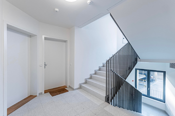 Společné prostory. - Pronájem bytu 2+kk v osobním vlastnictví 62 m², Praha 4 - Nusle