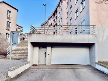 vjezd do garáže - Prodej bytu 3+kk v osobním vlastnictví 72 m², Praha 10 - Záběhlice
