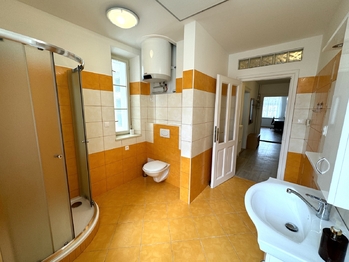 koupelna s WC - Prodej bytu 3+kk v osobním vlastnictví 83 m², Plzeň
