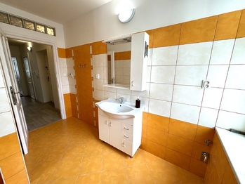 koupelna - Prodej bytu 3+kk v osobním vlastnictví 83 m², Plzeň