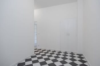 Šachovnicová podlaha ve stylu  Art deco - Pronájem bytu 2+1 v osobním vlastnictví 78 m², Praha 5 - Malá Strana